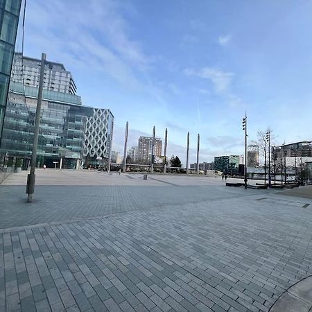 Spacious 2 Bedroom Flat Stunning Waterside View Manchester Exterior photo
