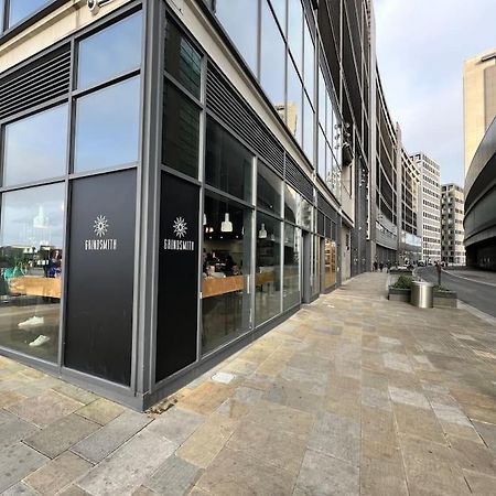 Spacious 2 Bedroom Flat Stunning Waterside View Manchester Exterior photo
