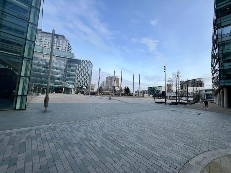 Spacious 2 Bedroom Flat Stunning Waterside View Manchester Exterior photo