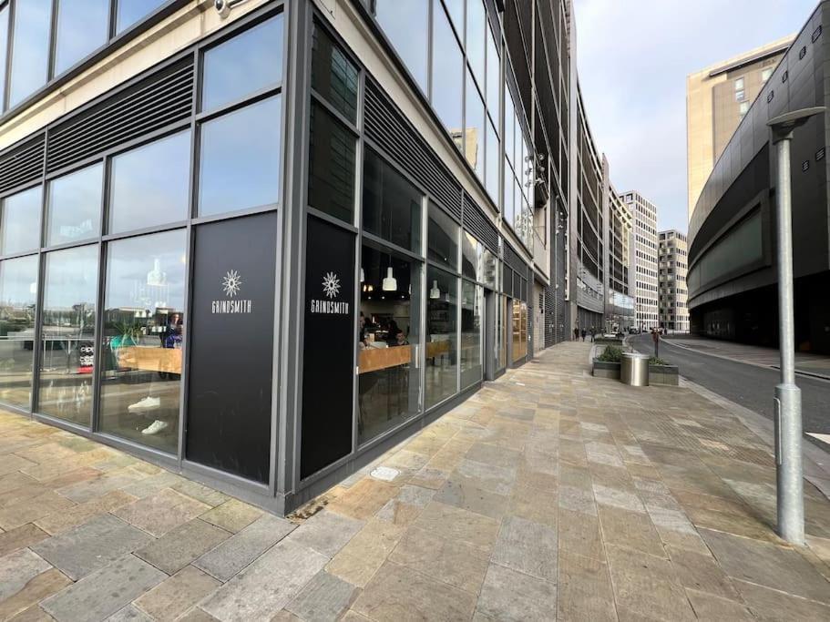 Spacious 2 Bedroom Flat Stunning Waterside View Manchester Exterior photo