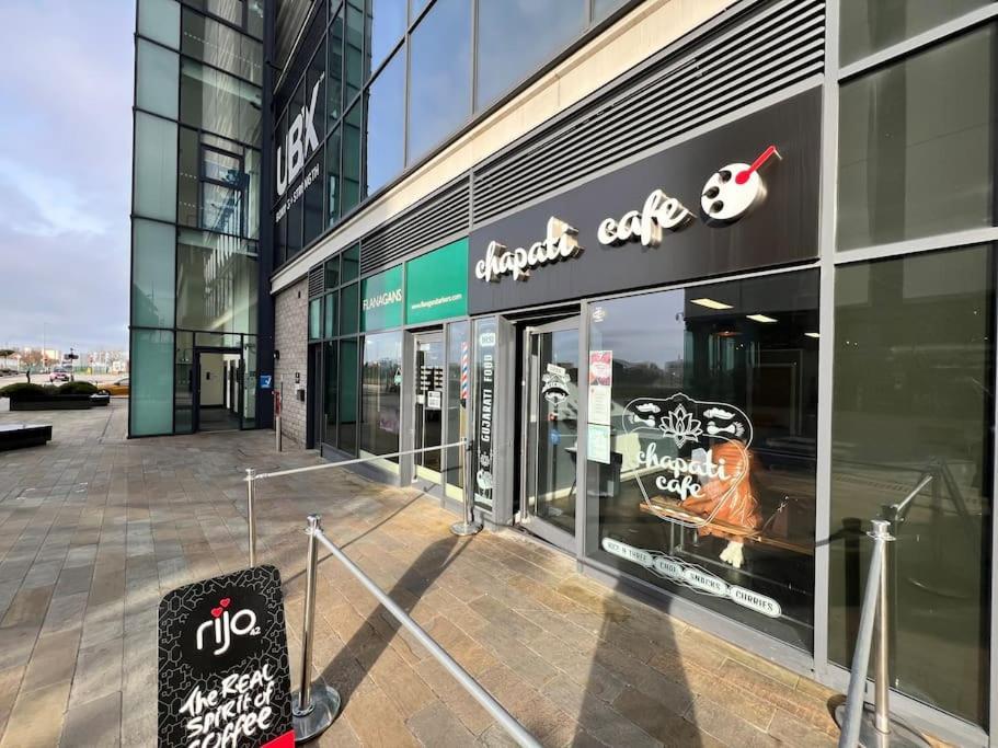 Spacious 2 Bedroom Flat Stunning Waterside View Manchester Exterior photo