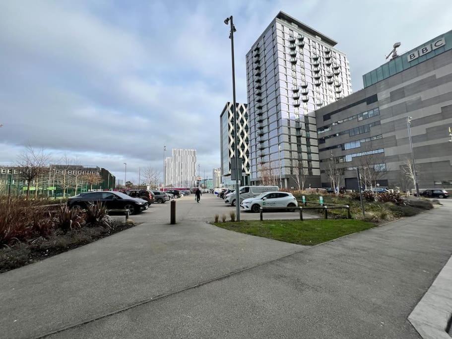 Spacious 2 Bedroom Flat Stunning Waterside View Manchester Exterior photo