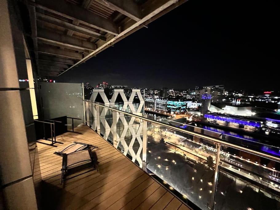 Spacious 2 Bedroom Flat Stunning Waterside View Manchester Exterior photo