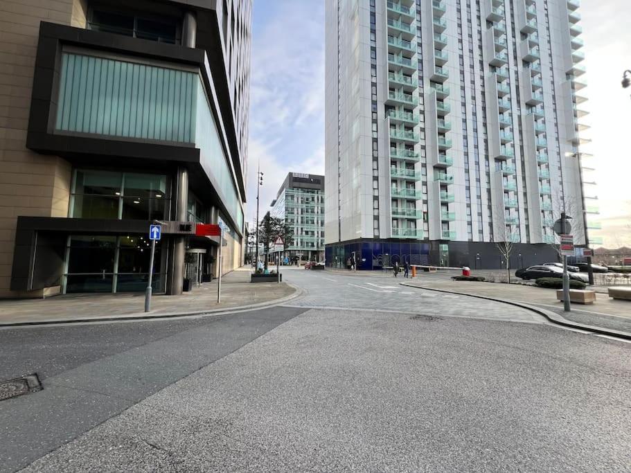 Spacious 2 Bedroom Flat Stunning Waterside View Manchester Exterior photo