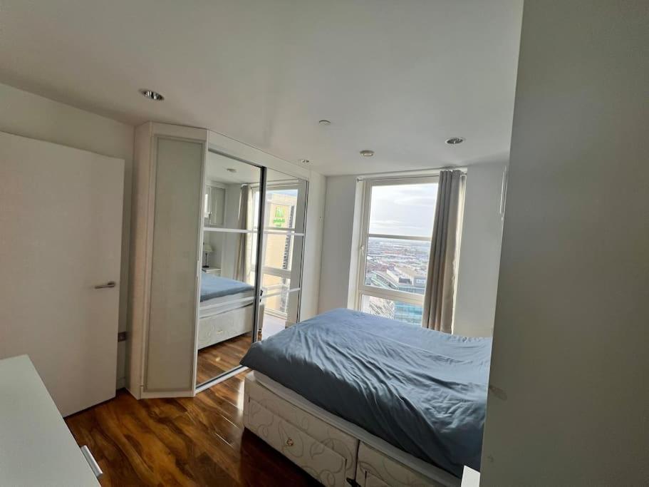 Spacious 2 Bedroom Flat Stunning Waterside View Manchester Exterior photo