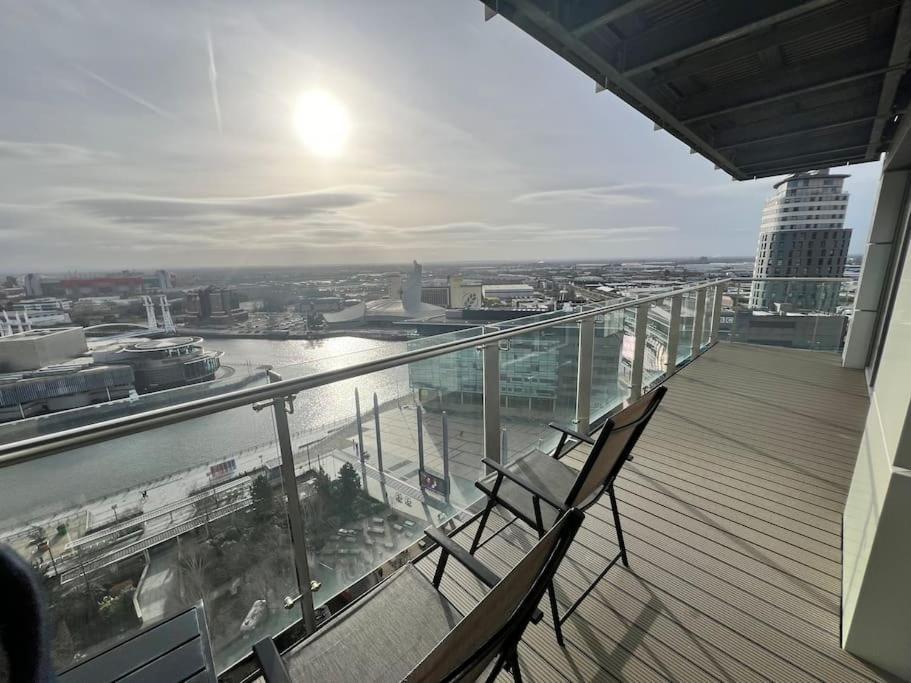 Spacious 2 Bedroom Flat Stunning Waterside View Manchester Exterior photo