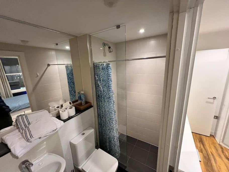 Spacious 2 Bedroom Flat Stunning Waterside View Manchester Exterior photo