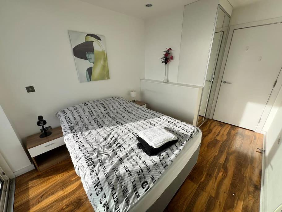 Spacious 2 Bedroom Flat Stunning Waterside View Manchester Exterior photo