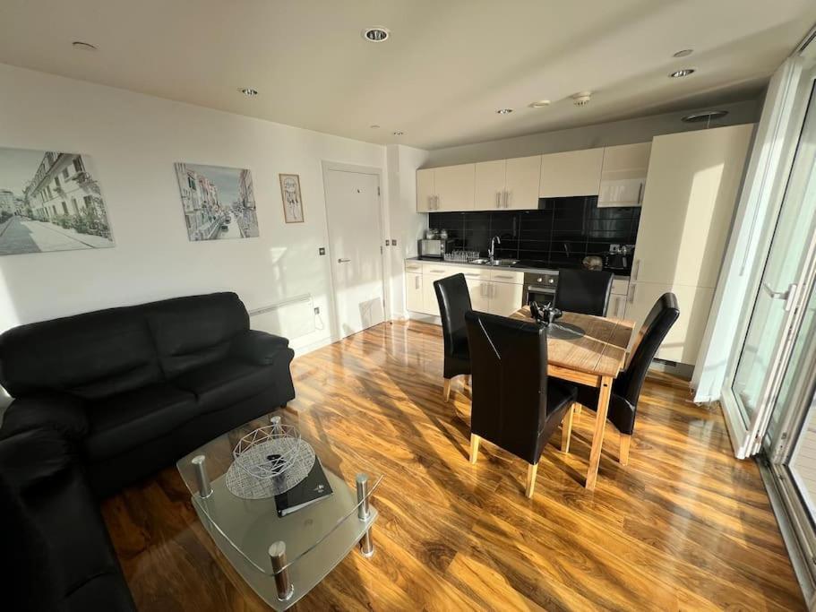 Spacious 2 Bedroom Flat Stunning Waterside View Manchester Exterior photo