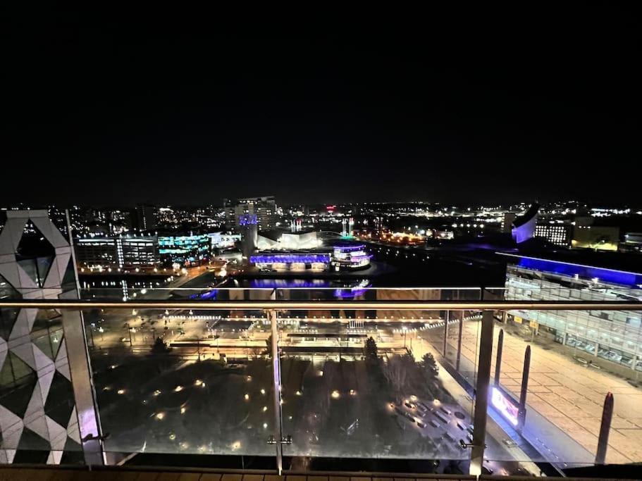 Spacious 2 Bedroom Flat Stunning Waterside View Manchester Exterior photo