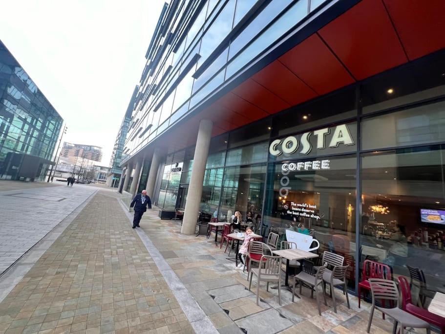 Spacious 2 Bedroom Flat Stunning Waterside View Manchester Exterior photo