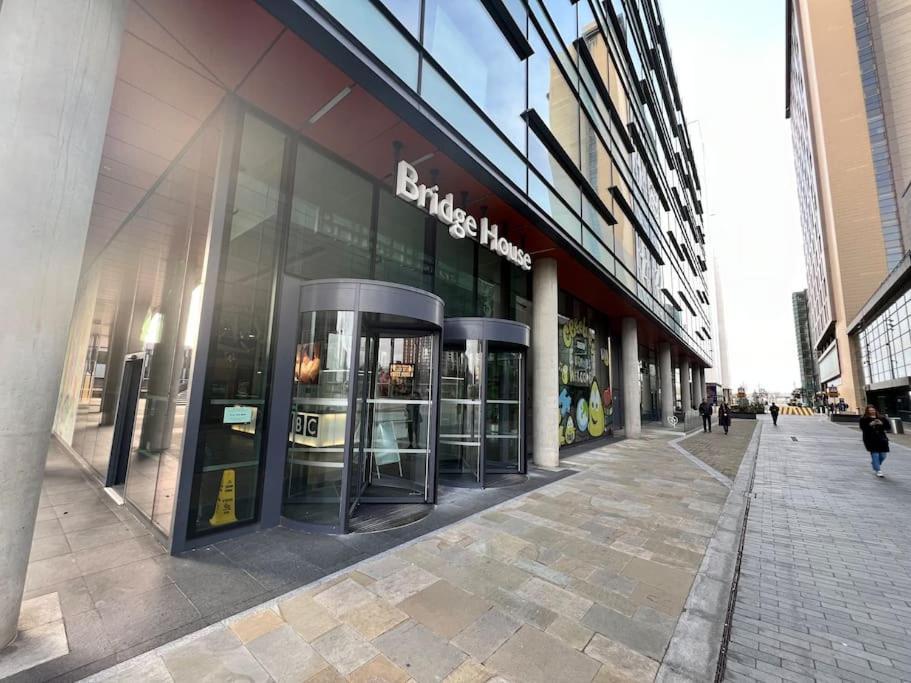 Spacious 2 Bedroom Flat Stunning Waterside View Manchester Exterior photo