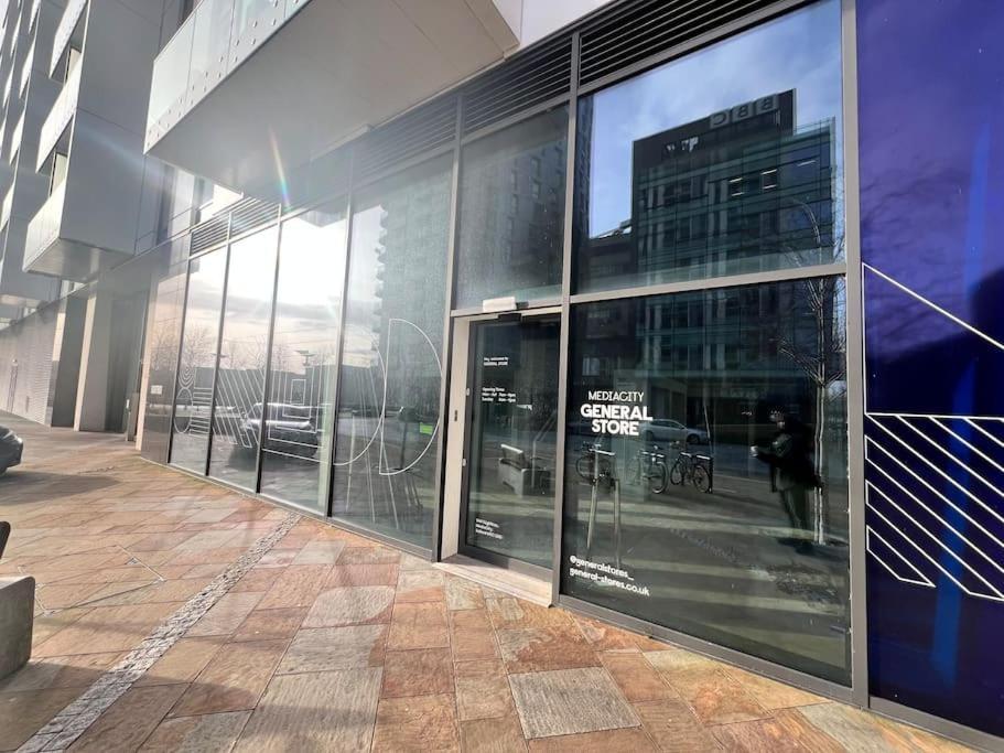 Spacious 2 Bedroom Flat Stunning Waterside View Manchester Exterior photo