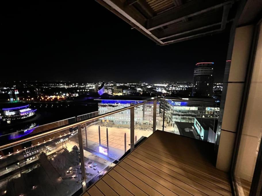 Spacious 2 Bedroom Flat Stunning Waterside View Manchester Exterior photo