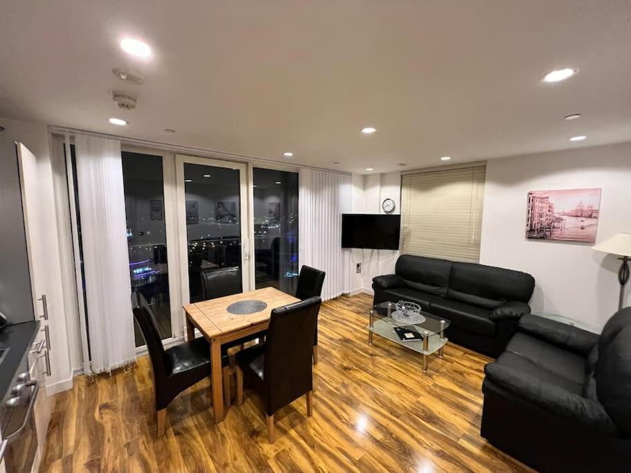 Spacious 2 Bedroom Flat Stunning Waterside View Manchester Exterior photo